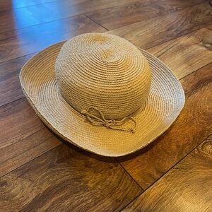 Helen Kaminski Classic Tan Straw Hat